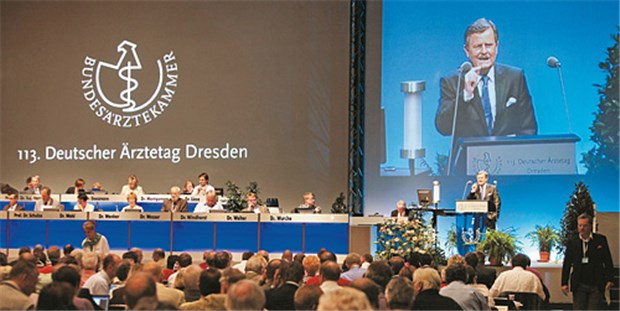 Patientenrechte stärken - ohne Gesetz Braucht das Arzt-Patienten-Verhältnis ein Patientenrechtsgesetz? Nein, meint BÄK-Vize Frank Ulrich Montgomery. © Lösel
