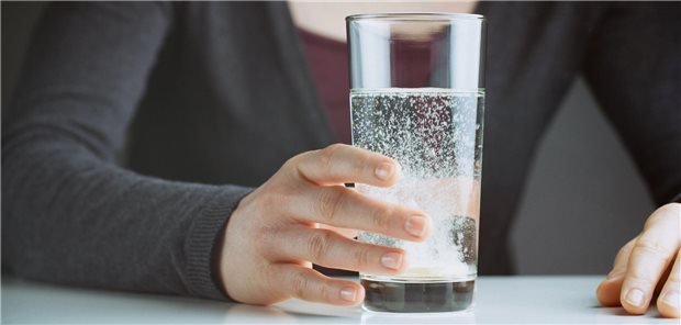 Brausetabletten werden erhebliche Mengen an Natrium zugesetzt, damit sie sich besser im Wasser auflösen.