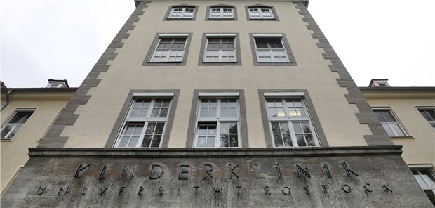 Brennpunkt Kinderkliniken: BVKJ-Präsident Fischbach befürchtet, dass der hohe Bedarf an Pflegekräften den Druck auf die Praxen erhöht. Das Bild (Archiv) zeigt die Außenfassade der Kinderklinik am Uniklinikum in Rostock.