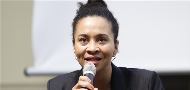 Brenya Adjei auf dem Eröffnungs-Panel beim Gesundheitsnetzwerker-Kongress: Die gematik-Geschäftsführerin setzt auf starke Digitalisierung im Gesundheitswesen.