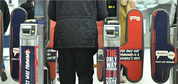 Pharma-Branche fährt Vorräte hoch Brexit-Chaos: Im Londoner U-Bahnhof wird an den Ticketbarrieren für ein zweites Referendum über die Mitgliedschaft in der EU geworben.