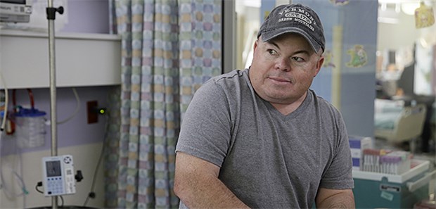 Mediziner testen erste Gen-Therapie mit Gen-Schere Brian Madeux im November in der UCSF-Klinik: Als Erster erhält der 44-Jährige eine Gen-Therapie per Gen-Schere.