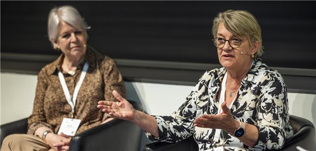 Große Hoffnungen in die Community Health Nurse Brigitte Bührlen von der Wir! Stiftung pflegender Angehöriger und Kordula Schulz-Asche von den Grünen bei einer Podiumsdiskussion zum Thema Community Health Nurse auf dem Hauptstadtkongress.