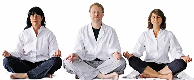 Mit Sicherheit gesund Bringt Entspannung im hektischen Arbeitsalltag: Yoga-Übungen statt Kaffee in der Pause.