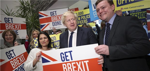 Richtungsweisende Wahl in Großbritannien Briten-Premier Boris Johnson (Mitte) trommelt im Wahlkampf für den Brexit.