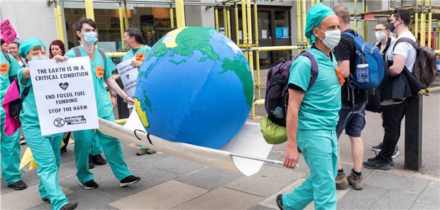 Klimakrise: Ärzte müssen sich positionieren! Britische Ärzte demonstrierten
diesen Sommer in London für mehr Klimaschutz
