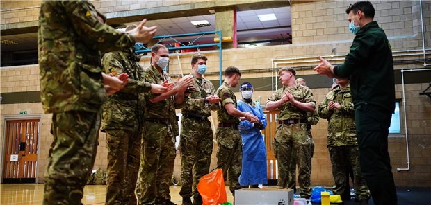 Britische Soldaten nehmen am Dienstag an einem Training für Krankenwagenfahrer in der Wellington-Kaserne teil. Sie bereiten sich darauf vor, am 21. und 28. Dezember, wenn mehrere Gewerkschaften Streiks angekündigt haben, für die Krankenwagenfahrer einzuspringen.
