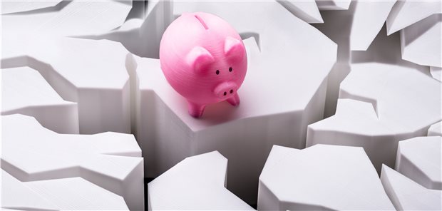 Krankenkassenfinanzen steuern auf Rekorddefizit zu Rosa Sparschwein steht auf Eisscholle: Bröckelndes Eis: Wie lässt sich das drohende Defizit bei den Kassenfinanzen auffangen? Es braucht Ideen neben einer Anhebung der Zusatzbeiträge.