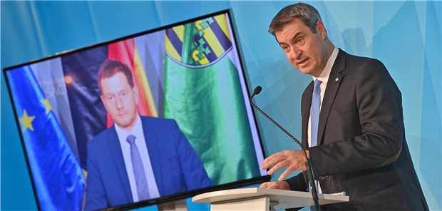 Sachsen södert bei der Corona-Impfpflicht, Bayern rudert aber wieder zurück Brüder im Geiste: Die Ministerpräsidenten Bayerns, Markus Söder (r.) und Sachsens, Michael Kretschmer, haben im Bundesrat für eine einrichtungsbezogene Corona-Impfpflicht gestimmt, jetzt sind sie dagegen.