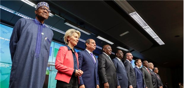 Pandemiehilfe ja, aber keine Patentfreigabe Brüssel: Muhammadu Buhari (von links), Präsident von Nigerias, Ursula von der Leyen, Präsidentin der Europäischen Kommission, Abdel Al-Sisi, Präsident von Ägypten, Cyril Ramaphosa, Präsident von Südafrika, Macky Sall, Präsident von Senegals, Uhuru Kenyatta, Präsident von Kenia, Charles Michel, Präsident des Europäischen Rats, und Emmanuel Macron, Präsident von Frankreich, nach einer gemeinsamen Pressekonferenz während des EU-Afrika-Gipfels. In sechs Ländern Afrikas soll mit Unterstützung der WHO