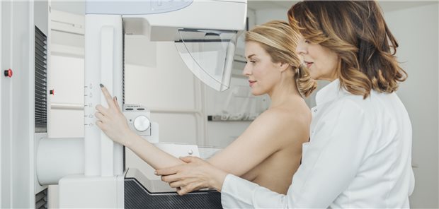 Brustkebsvorsorge: Präventive Medikation könnte die Zahl von invasiven Karzinomen und Todesfällen durch Brustkrebs bei Frauen mit hohem Risiko reduzieren, so Ergebnisse einer Modellstudie.