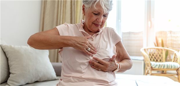 Brustkrebspatientin: Eine Strahlentherapie bei älteren Frauen mit HR-positivem Brustkrebs im Frühstadium hat wohl unter bestimmten Voraussetzungen keinen Einfluss auf das Gesamtüberleben nach zehn Jahren. (Symbolbild mit Fotomodel)