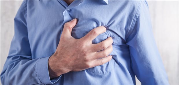 Brustschmerz: Nach aktuellen Studiendaten ist es wichtig, bei jeglichen Symptomen, die auf eine Myokardischämie hindeuten, rasch eine Klinik aufzusuchen.