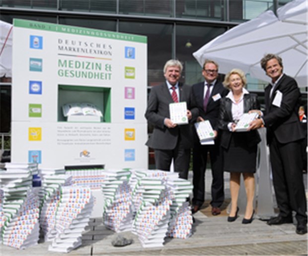 Markenlexikon für die Medizin erschienen Buchpremiere in Frankfurt: Ministerpräsident Volker Bouffier, FIZ-Geschäftsführer Dr. Christian Garbe, Oberbürgermeisterin a.D. Petra Roth, Verleger Dr. Florian Langenscheidt.