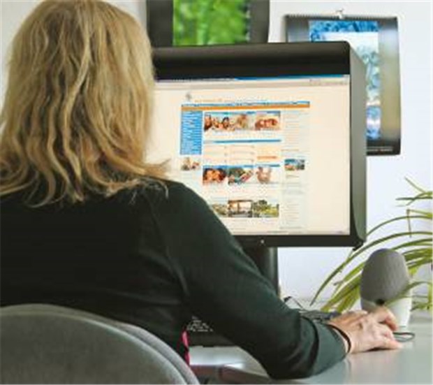 Wenn statt Frau Maier Frau Mair auf Reisen geht Buchung per Internet: Wer aus Versehen seinen Namen falsch eintippt, zahlt oft nochmal drauf.