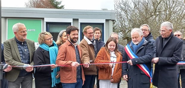 Französische Kleinstadt probt Ärztekarussell Bürgermeister Guy Rouchon (2.v.r.) und Arzt Martial Jardel 3.v.l.) eröffnen mit Mitstreitern den Praxis-Container, in dem die Bürger der französischen Gemeinde Ajain jetzt versorgt werden.