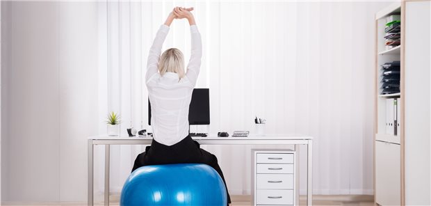 Mausarm im Homeoffice? Drei Übungen helfen Ihren Patienten Büro-Workout: Im Homeoffice sollten auch Arme und Hände regelmäßig gelockert werden.