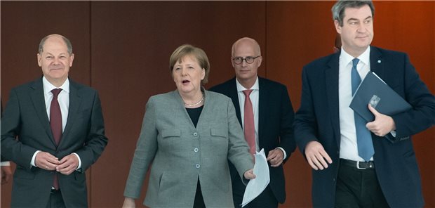 Ärzte fordern: Praxen wieder fit machen Bund und Länder haben eine Reihe von Lockerungen der coronabedingten Beschränkungen in Deutschland beschlossen. Verkündet haben dies Bundeskanzlerin Angela Merkel, Bundesfinanzminister Olaf Scholz (l.), Bayerns Ministerpräsident Markus Söder (r.) und Peter Tschentscher, Erster Bürgermeister von Hamburg.