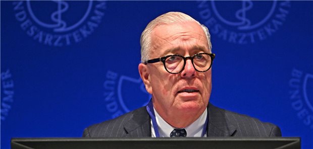 Ärztetag fordert Runden Tisch „Versorgungssteuerung“ Bundesärztekammer-Präsident Dr. Klaus Reinhardt während der Debatte zum Leitantrag beim Ärztetag in Leipzig.