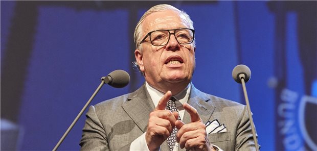 Bundesärztekammerpräsident Dr. Klaus Reinhardt (hier beim Ärztetag) ist nicht der einzige, den der Schiedsspruch zur Vergütung pharmazeutischer Dienstleistungen erzürnt.