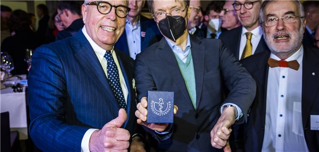 Bundesärztekammerpräsident Dr. Klaus Reinhardt (v.l.) hatte für Gesundheitsminister Karl Lauterbach ein kleines Gastgeschenk auf dem Neujahrsempfang dabei: Die GOÄneu, mit allen von den Ärzten errechneten Preisen, auf einem USB-Stick. Die Freude bei Lauterbach hielt sich in Grenzen.