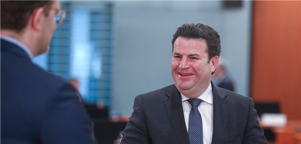 Grünes Licht für höhere Pflegemindestlöhne Bundesarbeitsminister Hubertus Heil (r, SPD) und Gesundheitsminister Jens Spahn (CDU) sind sich einig: Die „verantwortungsvolle Aufgabe“ der Pflegekräfte „wollen wir besser honorieren als bisher“.