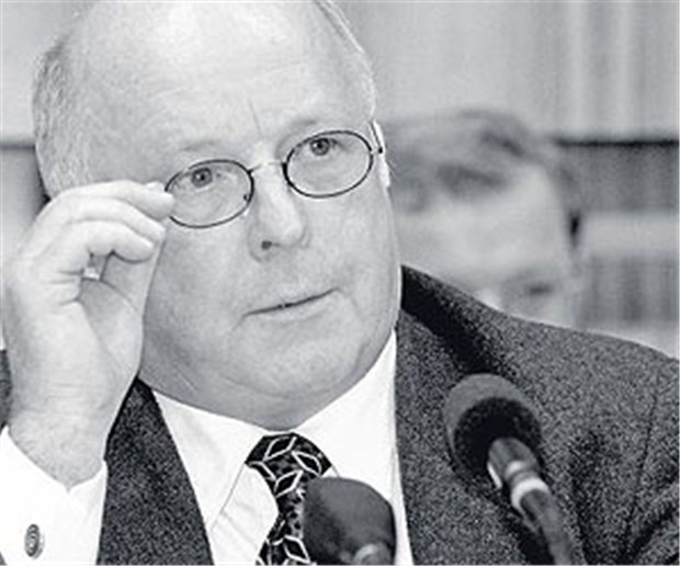 GKV-Strukturreform - kein Gesetz gegen Ärzte Bundesarbeitsminister Norbert Blüm (CDU) bringt im Dezember 1987 die erste GKV-Strukturreform auf den Weg. Für ihn wird daraus der Slogan: "Die Pflege kommt!"