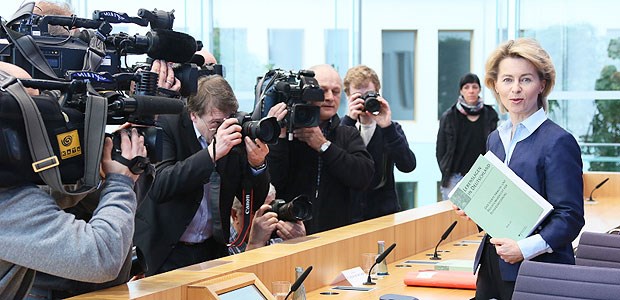 Prävention soll es richten Bundesarbeitsministerin Ursula von der Leyen (CDU) stellt den Armuts- und Reichtumsbericht vor.