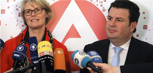 Koalition bahnt Pflegekräften den Weg Bundesbildungsministerin Anja Karliczek (CDU) und Bundesarbeitsminister Hubertus Heil (SPD) bei der Eröffnung der Zentralen Servicestelle Berufsanerkennung bei der Zentralen Auslands- und Fachvermittlung (ZAV) in Bonn.