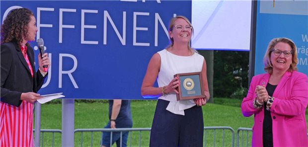 Anerkennung für Engagement in Nepal Bundesentwicklungsministerin Svenja Schulze (rechts) übergibt den Engagement-Preis des Bundesentwicklungsministeriums an Dr. Christine Tunkl (Mitte) von der Neurologischen Universitätsklinik Heidelberg.