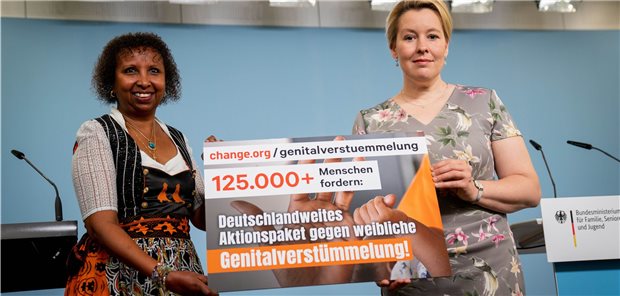 Rasanter Anstieg weiblicher Genitalverstümmelung Bundesfamilienministerin Franziska Giffey (SPD, rechts) und Fadumo Korn, 1. Vorsitzende von „NALA e.V. Bildung statt Beschneidung“ zeigen im Ministerium ein Plakat einer Unterschriftensammlung gegen Genitalverstümmelung. Die Ministerin stellte neue Zahlen zu weiblicher Genitalverstümmelung in Deutschland vor.