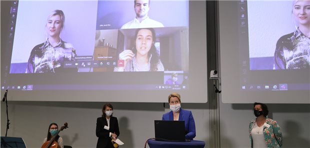 Bachelorstudium: generalistisch und praxisnah Bundesfamilienministerin Franziska Giffey im Gespräch mit Studierenden des neuen Pflege-Bachelors bei der digitalen Eröffnungsfeier.