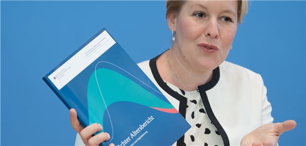 Giffey sieht „digitale Spaltung in der Gesellschaft“ Bundesfamilienministerin Franziska Giffey präsentiert den achten Altenbericht der Bundesregierung.