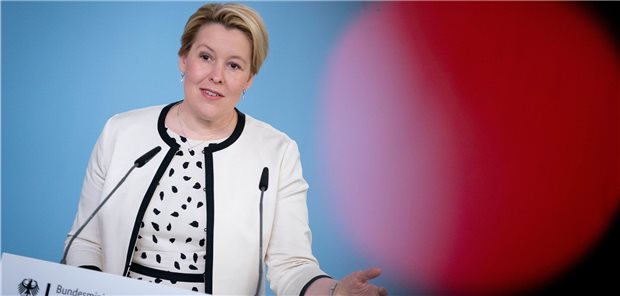 Online-Mutproben machen Giffey Sorgen Bundesfamilienministerin Franziska Giffey ruft Social-Media-Anbieter dazu auf, die Persönlichkeitsrechte junger Menschen im Internet besser zu schützen.