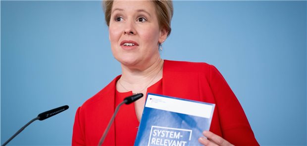 Jeder fünfte Jugendliche kann sich Pflegetätigkeit vorstellen Bundesfamilienministerin Franziska Giffey stellte Ergebnisse der Jugendbefragung „Aufwertung sozialer Berufe“ auf einer Pressekonferenz am Dienstag vor.