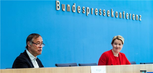 Kitas und Schulen öffnen? Giffey wirbt für lokale Lösungen Bundesfamilienministerin Franziska Giffey und Thomas Krüger, Präsident des Deutschen Kinderhilfswerkes, stellen den Kinderreport 2020 vor.