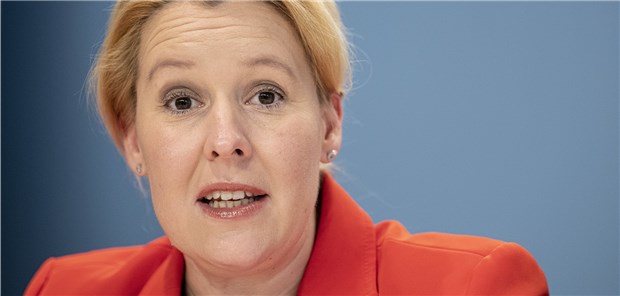 Giffey für Aufwertung sozialer Berufe Bundesfamilienministerin Franziska Giffey will mehr junge Menschen für einen Job in der Pflege begeistern.