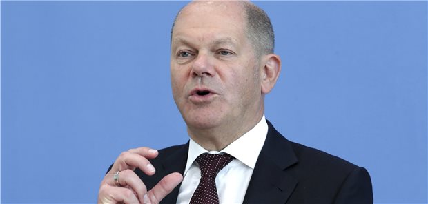 Ein Meer aus roten Zahlen im Staatshaushalt Bundesfinanzminister Olaf Scholz (SPD) verkündete schlechte Zahlen der Steuerschätzer für dieses Jahr: Rückläufige Einnahmen bei Bund, Ländern und Gemeinden – insgesamt rund 100 Milliarden Euro weniger als noch im Herbst prognostiziert.