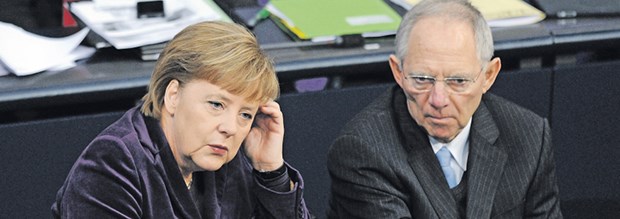Bahrs Reform im Schredder des Finanzministers Bundesfinanzminister Wolfgang Schäuble und Bundeskanzlerin Angela Merkel (beide CDU) unterhalten sich am vergangenen Donnerstag im Bundestag in Berlin.
