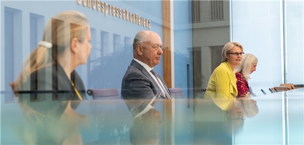 Forschungsministerin geht von 350.000 Long-Covid-Patienten aus Bundesforschungsministerin Anja Karliczek (2.v.r.) stellte am Montag auf einer gemeinsamen Pressekonferenz mit Dr. Anett Reißhauer (Charité, l.) sowie Professor Stefan Schreiber (Universität Kiel) die Forschungsförderung zu Long-COVID-Studien vor.