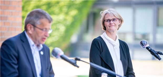 Karliczek verurteilt Angriffe auf Forscher scharf Bundesforschungsministerin Anja Karliczek informiert sich bei Heyo Kroemer, Vorstandsvorsitzender der Charité, über den aktuellen Stand der Krankenversorgung sowie laufende Forschungsaktivitäten.