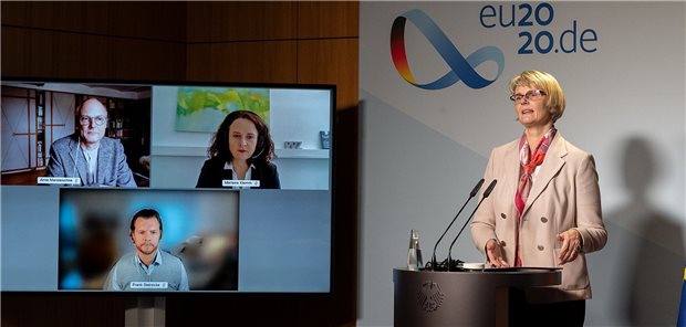 Forschungsprogramm rückt Gesundheit und Pflege in den Fokus Bundesforschungsministerin Anja Karliczek (re.) in der Pressekonferenz zur Vorstellung des neuen Förderprogramms. Zugeschaltet war unter anderem eine Expertin aus der Pflegebranche.