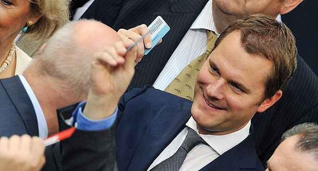 Bundestag bringt Pflegereform auf den Weg Bundesgesundheitsminister Daniel Bahr stimmt während der namentlichen Abstimmung im Bundestag in Berlin für eine Reform der Pflegeversicherung.
