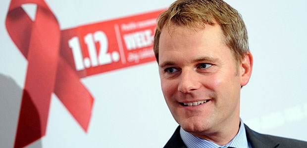Krapfen von Minister Bahr Bundesgesundheitsminister Daniel Bahr unterstützt die Aktion "Positiv zusammen leben" anlässlich des Welt-Aids-Tages.