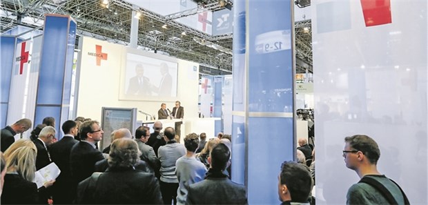 Plattform für Innovation, Weiterbildung, Diskurs und IT Bundesgesundheitsminister Hermann Gröhe 2016 auf dem Podium: Die Medica bietet nicht nur medizintechnischen Innovationen eine prominente Bühne, sondern auch gesundheitspolitischen Akteuren.
