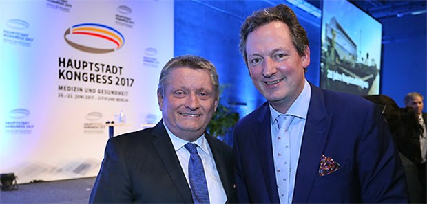 Gröhe fordert bessere Vernetzung der Versorger Bundesgesundheitsminister Hermann Gröhe (CDU, links) und Moderator Dr. Eckart von Hirschhausen (rechts) beim Hauptstadtkongress.
