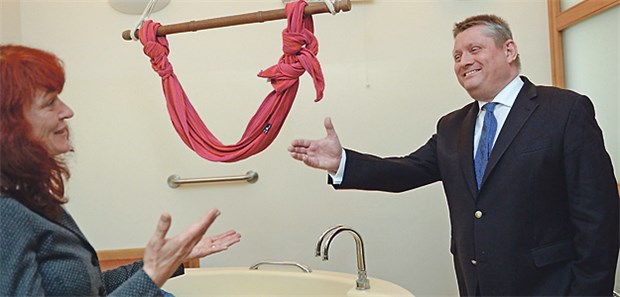 Zu weit darf Arbeitsteilung nicht gehen Bundesgesundheitsminister Hermann Gröhe besucht ein Geburtshaus. Hebammen in Geburtshäusern werden bislang als einzige Angehörige eines Gesundheitsberufes selbständig tätig.