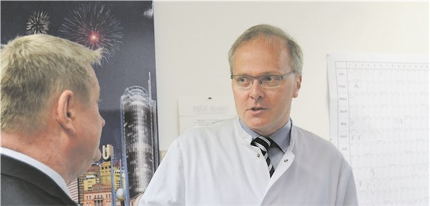 Gesunder Lebensstil durch engmaschige Kontrolle Bundesgesundheitsminister Hermann Gröhe mit dem Leiter des Westdeutschen Diabetes-Zentrums Professor Stephan Martin in Düsseldorf. © Nina Nöthling
