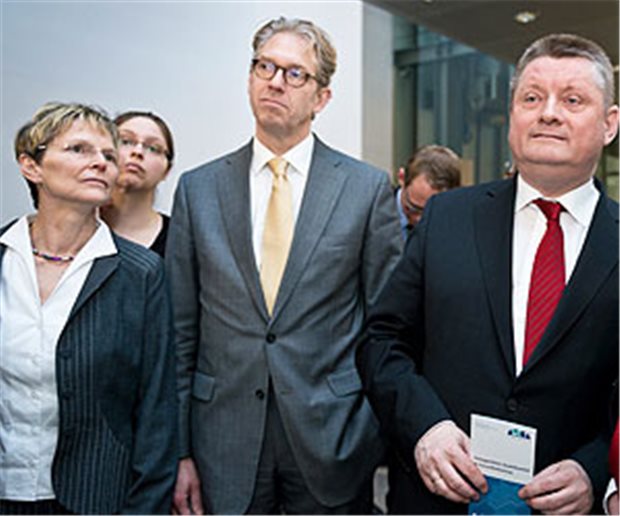 Qualität soll sich für Ärzte lohnen Bundesgesundheitsminister Hermann Gröhe (r.) mit den KBV-Vorständen Dr. Andreas Gassen (M.) und Regina Feldmann (l.).