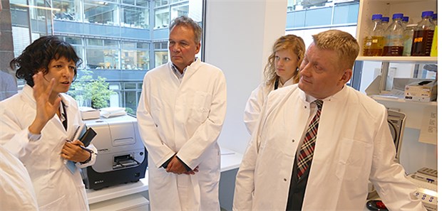 Große Hoffnungen auf 'Genschere' Bundesgesundheitsminister Hermann Gröhe (rechts) informiert sich bei Emmanuelle Carpentier (links) über die CRISPR-Cas9-Methode.